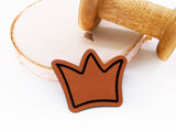 Kunstleder-Label, Lederlabel, Kunstleder-Patch, Lederpatch, 5x4cm, cognac, braun, Sonderform, Eigenproduktion, Krone