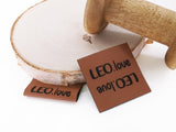 Kunstlederlabel, Kunstleder Label, Knickmich, Knicklabel, PU, braun, 4x4cm, cognac, weich, für Seitennaht, Nahtlabel, Leo love, leoliebe, leoprint