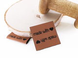 Kunstlederlabel, Kunstleder Label, Knickmich, Knicklabel, PU, braun, 4x4cm, cognac, weich, für Seitennaht, Nahtlabel, Handmade, made with love, herz