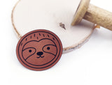 Kunstleder-Label, Lederlabel, Kunstleder-Patch, Lederpatch, 5x4cm, cognac, braun, Sonderform, Eigenproduktion, Faultier, Faultierkopf