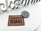 Kunstleder-Label, Lederlabel, Kunstleder-Patch, Lederpatch, 4x3cm, cognac, Hurra endlich Schule, Einschulung, Schulkind, erster Schultag, Kindergarten vorbei, KiTa aus