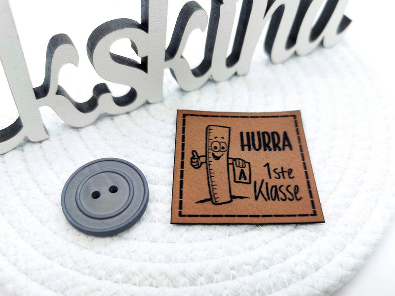 Kunstleder-Label, Lederlabel, Kunstleder-Patch, Lederpatch, 4x4cm, cognac, braun, Hurra 1ste Klasse, Einschulung, Schulkind, Schule