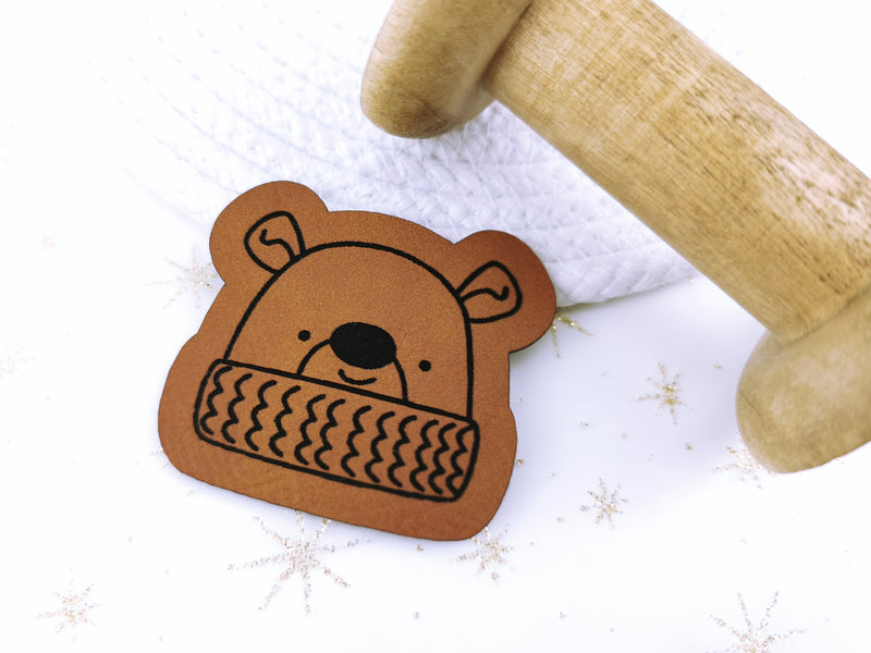 Kunstleder-Label, Lederlabel, Kunstleder-Patch, Lederpatch, 5x4cm, cognac, braun, Sonderform, Winter, Weihnachten, Winterbär, Bär mit Schal