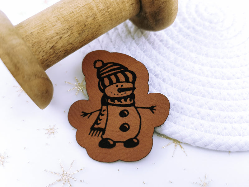 Kunstleder-Label, Lederlabel, Kunstleder-Patch, Lederpatch, 5x4cm, cognac, braun, Sonderform, Winter, Weihnachten, Christmas, Schneemann