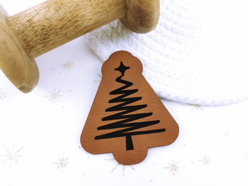 Kunstleder-Label, Lederlabel, Kunstleder-Patch, Lederpatch, 6x5cm, cognac, braun, Sonderform, Winter, Weihnachten, Christmas, Weihnachtsbaum, Tanne